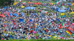 Tausende Teilnehmer des XXXI. Weltjugendtags kommen am 30. Juli 2016 auf dem "Campus misericordiae", dem Feld der Barmherzigkeit in Brzegi bei Krakau in Polen zusammen und erwarten dort die Vigilfeier am Abend mit Papst Franziskus. (KNA)