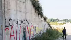 "London calling" neben dem Flüchtlingslager Calais / ©  Elisabeth Schomaker (KNA)