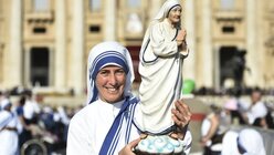 Eine Ordensschwester der Missionarinen der Nächstenliebe hält während der Heiligsprechung von Mutter Teresa am 4. September 2016 auf dem Petersplatz in Rom ihre Figur in den Händen. (KNA)