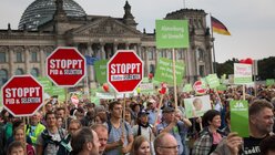 Teilnehmer mit Plakaten vor dem Reichstag beim Marsch für das Leben am 17. September 2016 in Berlin. (KNA)