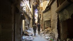 Zwei Männer gehen durch die Altstadt von Aleppo am 16. September 2016. (KNA)