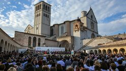 Papst Franziskus spricht beim Weltgebetstreffen für den Frieden vor der Basilika San Francesco in Assisi am 20. September 2016. (KNA)