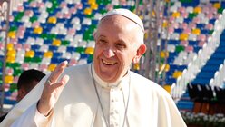Papst Franziskus bei seiner Ankunft zum Gottesdienst im Micheil-Meschi-Stadion in Tiflis am 1. Oktober 2016. (KNA)