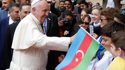 Papst Franziskus begrüßt die Menschen bei seiner Ankunft zu einem Gottesdienst im Salesianer-Zentrum in Baku am 2. Oktober 2016. (KNA)