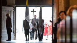 Ein Soldat trägt das Kreuz beim Einzug zum Gottesdienst "60 Jahre Katholische Militärseelsorge in der Bundeswehr" am 6. Oktober 2016 in der Basilika Sankt Gereon in Köln. (KNA)