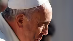 Papst Franziskus trinkt Mate Tee (KNA)