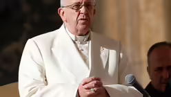 Papst Franziskus betet während der Generalaudienz am 3. Dezember 2014 (KNA)