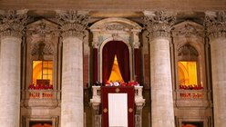 Papst Franziskus tritt das erste Mal nach seiner Wahl zum Papst auf dem Balkon des Petersdoms (KNA)