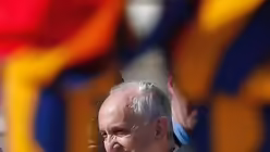 Papst Franziskus eingerahmt von Schweizergardisten (KNA)