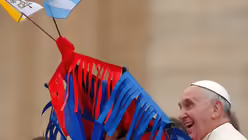 ein Geschenk in den Farben des Lieblingsfußballvereins San Lorenzo (KNA)