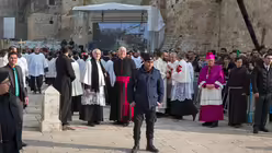 Menschen auf dem Krippenplatz / &copy; Andrea Krogmann (KNA)