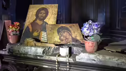 Blick auf den Altar in der teilweise zerstörten christlichen syrisch-katholischen Kirche Sankt Georg in Bartella. / © Uygar Onder Simsek (KNA)