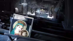 Innenansicht mit Blick auf den Altarraum der teilweise zerstörten christlichen syrisch-katholischen Kirche Sankt Georg in Bartella. / © Uygar Onder Simsek (KNA)