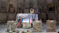 Blick in den Altarraum der teilweise zerstörten christlichen Kirche Mar Behnam und Sara, die zum Kloster Mar gehört, in Karakosch. / © Uygar Onder Simsek (KNA)