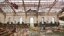 Blick in den Innenraum einer zerstörten christlichen Kirche in Karakosch. / © Uygar Onder Simsek (KNA)