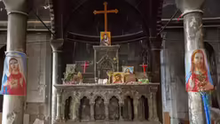Innenansicht mit Blick auf den Altarraum der zum Teil zerstörten christlichen Kirche Al-Tahira Al-Kubra in Karakosch. / © Uygar Onder Simsek (KNA)