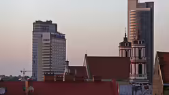 Kircht&uuml;rme vor zwei Wolkenkratzern in Vilnius. / &copy; Markus Nowak (KNA)