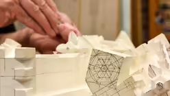 Feine Details an einem Baldachin für Heiligenfiguren des Hauptportals. / © Opitz (KNA)