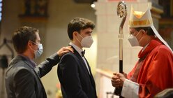 19 Jugendlichen spendet Kardinal Woelki an diesem Abend im Quirinus-Münster das Sakrament der Firmung. / © Beatrice Tomasetti (DR)