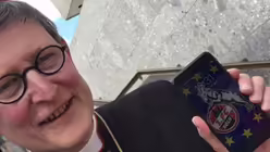 Kardinal Woelki mit Handy / &copy; Ingo Br&uuml;ggenj&uuml;rgen (DR)