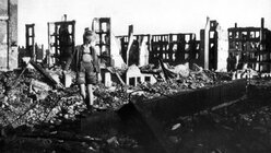 1946, Hamburg: Ein kleiner Junge zwischen Trümmern und Hausruinen. Bei dem sogenannten Hamburger Feuersturm starben mehr als 35.000 Menschen, fast eine Million Menschen wurden obdachlos. / © N.N. (dpa)