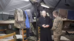 Bischof Overbeck im Kosovo / &copy; Christina Lux / KMBA