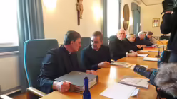 Im Sitzungsaal (dpa)