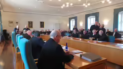 Im Sitzungsaal (dpa)