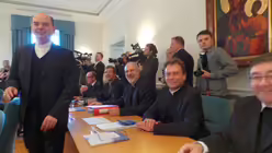 Im Sitzungsaal (dpa)