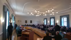 Im Sitzungsaal (dpa)