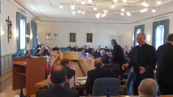 Im Sitzungsaal (dpa)