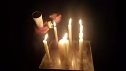 Ein Teelicht wird entz&uuml;ndet / &copy; Hartmann (DR)