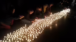 Jugendliche z&uuml;nden Kerzen an / &copy; Hartmann (DR)