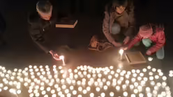 Eine Familie z&uuml;ndet Lichter an / &copy; Hartmann (DR)