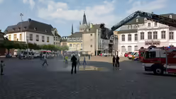 Vor dem Trierer Dom wartet eine erfrischende Abkühlung auf die Sänger (DR)