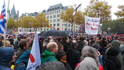 Bündnisse in Köln demonstrieren gegen "Hogesa"-Versammlung / © Sebastian Witte (DR)