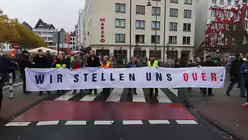 B&uuml;ndnisse in K&ouml;ln demonstrieren gegen "Hogesa"-Versammlung / &copy; Sebastian Witte (DR)