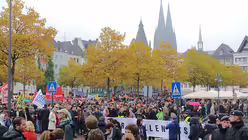 B&uuml;ndnisse in K&ouml;ln demonstrieren gegen "Hogesa"-Versammlung / &copy; Sebastian Witte (DR)