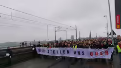 B&uuml;ndnisse in K&ouml;ln demonstrieren gegen "Hogesa"-Versammlung / &copy; Sebastian Witte (DR)