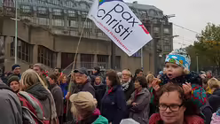 B&uuml;ndnisse in K&ouml;ln demonstrieren gegen "Hogesa"-Versammlung (DR)