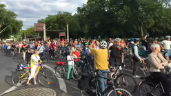 Manchmal muss auch die Critical Mass in K&ouml;ln warten (DR)
