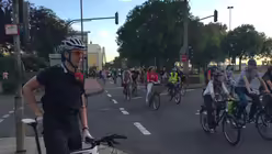 Kurze Verschnaufspause am Rande der Critical Mass (DR)