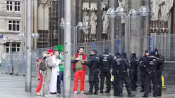 Polizei am Dom zwischen den Jecken / © Sebastian Witte (DR)