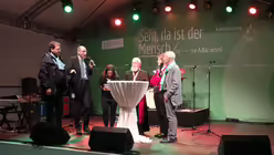 Ökumenegespräch beim Stand des Bistum Magdeburg (DR)