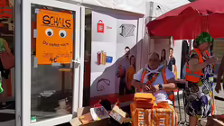 Kirchentags-Schals zum Verkauf / &copy; Renardo Schlegelmilch (DR)