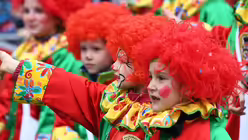Bunt kost&uuml;miert nehmen Narren in D&uuml;sseldorf am Rosenmontagsumzug teil / &copy; Federico Gambarini (dpa)