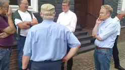 Kirchenvorstand und Pfarrgemeinderatsvorsitzender der Kirchengemeinde St. Johannes der Täufer in Solingen begutachteten gemeinsam mit betroffenen Familien und Kaplan Dr. Heribert Lennartz sowie Kardinal Woelki die Schäden in der evangelischen Kirche Burg  / © Johanns (Erzbistum Köln)