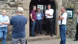 Kirchenvorstand und Pfarrgemeinderatsvorsitzender der Kirchengemeinde St. Johannes der T&auml;ufer in Solingen begutachteten gemeinsam mit betroffenen Familien und Kaplan Dr. Heribert Lennartz sowie Kardinal Woelki die Sch&auml;den in der evangelischen Kirche Burg  / &copy; Johanns (Erzbistum K&ouml;ln)