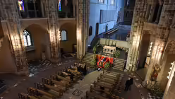 der aufgebahrte Leichnam des ehemaligen K&ouml;lner Erzbischofs Joachim Kardinal Meisner / &copy; KNA (KNA)