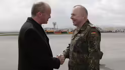 Bischof Overbeck im Kosovo / &copy; Christina Lux / KMBA